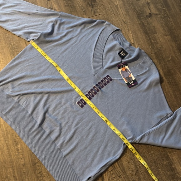 GAP English Manor V-Neck Knit - Picture 13 of 16